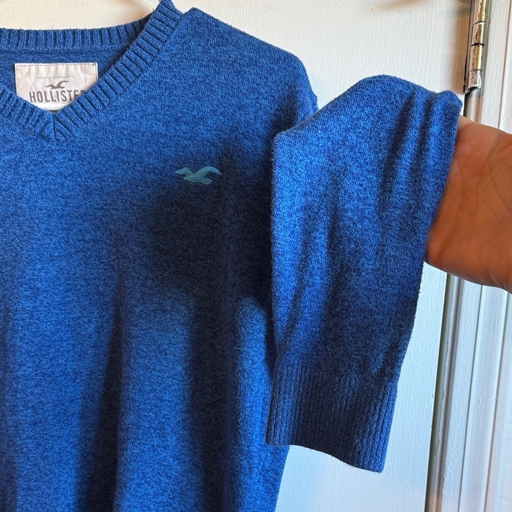 Hollister Men's V-Neck Sweater in Deep Blue - Picture 6 of 6